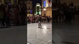 Невероятное выступление уличного танцора в Монтпелье Франция. Amazing performance of a dancer on the