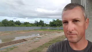 Ich baue einen Damm - Hausbau in Thailand