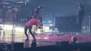 Hayley Williams shows her new technique: back bend