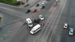 ДТП на проспекте Богдана Хмельницкого в Днепре: от удара водитель и пассажир ВАЗа вылетели из машины