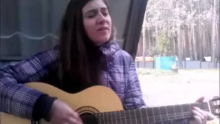 Девушка очень красиво играет на гитаре и поет песню  The girl is very beautiful plays guitar and sin