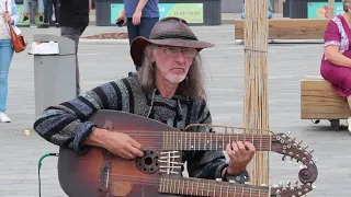 Уличный музыкант.Необычный инструмент.