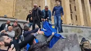 Зірвали, розтоптали і спалили! ПРОРОСІЙСЬКІ радикали спалили прапор ЄС біля парламенту Грузії