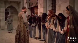 Hurrem sé desmaya en los brazos de el Sultán