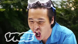 Watch This Japanese YouTube Superstar Feast on Salamanders and Hot Peppers