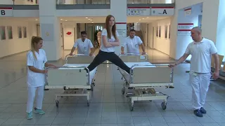 Epic Split: Krankenschwester macht Spagat für BufDis