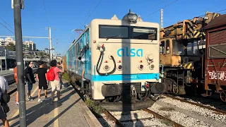 La 269-413 a cargo de un tren histórico saliendo de Tarragona