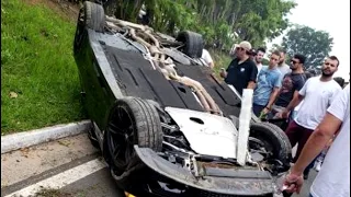 Motorista capota carro de luxo e atropela pedestre em Itupeva