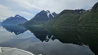 Heimfahrt auf dem spielglatten Hjørundfjord