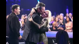Blake Shelton Pulls Girlfriend Gwen Stefani Onstage After Winning People's Choice Award - 247 news