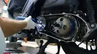 How to change the DRIVE BELT of Honda Forza 300, Como cambiar la correa en scooter