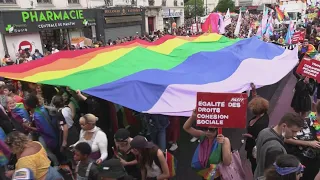 Être homosexuel en France : la lutte pour l'égalité se poursuit • FRANCE 24