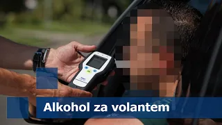 Nastartované auto se spícím řidičem, neosvětlená registrační značka