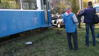 Смертельна ДТП на Стрілецької: трамвай врізався у ВАЗ. Перші подробиці