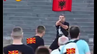 Shqiptari nga Shkupi mbron me armë statujën e Skënderbeut nga huliganët maqedonas