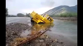 Трактора в воде не тонут, когда МУЖИК за рулем!