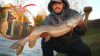 On pêche un BROCHET dans son JARDIN … Sa réaction est totalement inattendue !