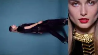 Em vídeo, a modelo Andreea Diaconu vai para a era do jazz
