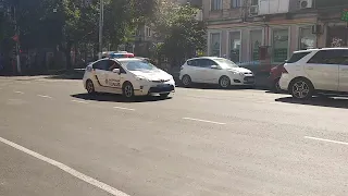 2x Toyota Prius patrol police responding with sirens