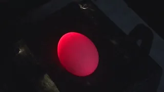 Как проверить куриное яйцо перед закладкой в инкубатор.Результат инкубации в конце фильма.
