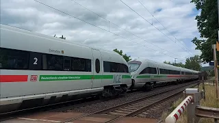 Bahnübergang in Ludwigsau Friedlos Züge am Montag 3.7.2023 ICE 2, ICE-T Doppeltraktion, Güterzüge