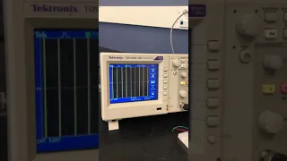 Control signal of inverted pendulum on an oscilloscope