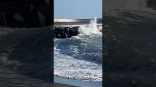 Zwei Schwimmer begeben sich in Gefahr! Plötzlich hohe Wellen im Atlantik. Kanarische Inseln.