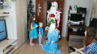 Дед мороз и снегурочка пришли к нам в гости поздравлять детей.