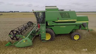 Fam  van der Eijk Dronten, Tarwe combinen met de John Deere 1450 WTS combine.