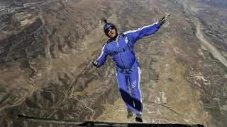 Skydiver Luke Aikins Jumps 25000 ft Without Parachute