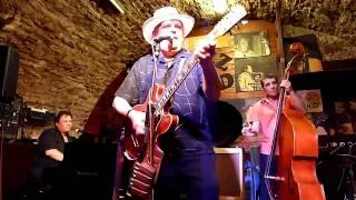 Mojo Blues Band plays 'Papa wants to knock a Jug'