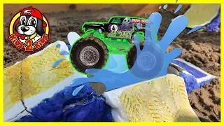 Hot Wheels Monster Jam Toy Trucks Racing and Playing - DIY Mini Monster Truck Arena & FREESTYLE SHOW