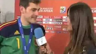Iker Casillas kisses Sara Carbonero - Iker Casillas besa a Sara Carbonero