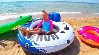 ВЛОГ Сюрпризы на пляже - Видео для детей | Tiki Taki KIds