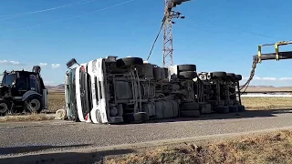 Kaza yapan Tırı kaldırma esnasında İlginç Anlar.  ( truck traffic accident interesting events.)