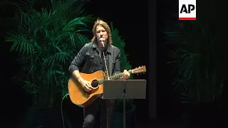 Keith Urban pays tribute to Vegas victims