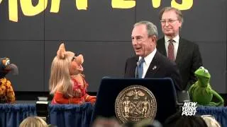 Raw video: Bloomberg kisses Ms. Piggy - New York Post