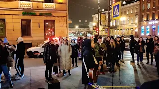 Leningrad - "В Питере - пить", в исполнении уличного музыканта на Невском проспекте в Петербурге...