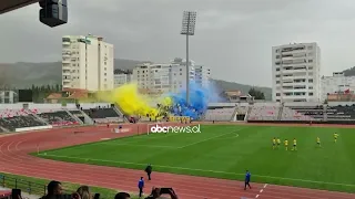 Dhunë edhe jashtë stadiumit, tifozët e Elbasanit sulmojnë me gur autobusin e Pogradecit