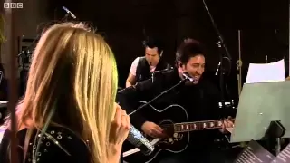 Avril Lavigne - Tik Tok (Ke$ha cover) in Radio 1' s Live Lounge - BBC