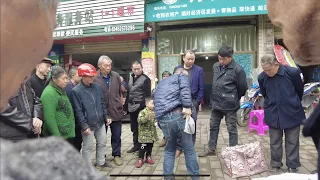 熱鬧的重慶小鎮：老虎骨頭當街賣，一群老人在狂搶。豬肉價暴跌，滿街都是老人