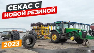 Ручной шиномонтаж колёс на John Deere 8335r. Установил колесо у Bednar Swifter.