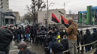 Телеканал "НАШ" пикетируют: начались столкновения с полицией