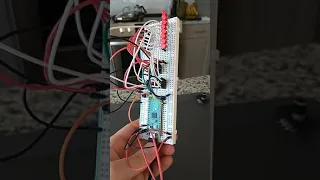 Raspberry Pi Pico with 74HC595 shift register powering a 7-segment LED display