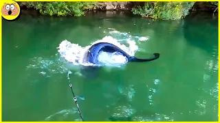 Was dieser Fischer in einem Fluss gefangen hat, schockiert die ganze Welt