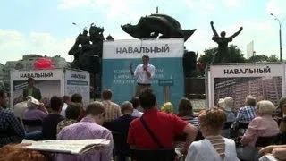 Top Kremlin critic Navalny campaigns in Moscow streets