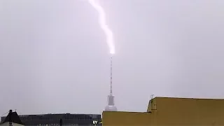 Unwetter in Berlin: Blitzeinschläge am Fernsehturm Berlin