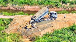 Bulldozer KOMATSU Push Soil To Contruction New Road Adn DumpTruck 10 + 12 Wheel Transport Land