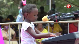 Girl performs "Thank you" song for President Museveni LIVE on Piano at Kololo