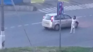 Пьяная женщина раздевается на улице